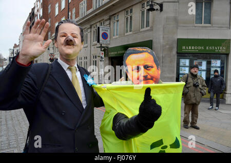 Londres, Royaume-Uni. Feb 27, 2016. Anti-Trident participants se rassemblent à Marble Arch à mars à un rassemblement à Trafalgar Square pour protester contre le renouvellement de la force de dissuasion nucléaire Trident Credit : PjrNews/Alamy Live News Banque D'Images