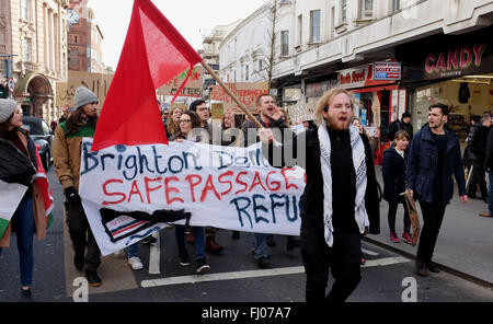 Brighton UK 27 février 2016 - The Brighton Offres un passage sûr pour les réfugiés de protestation fait son chemin à travers le centre-ville d'aujourd'hui Crédit : Simon Dack/Alamy Live News Banque D'Images