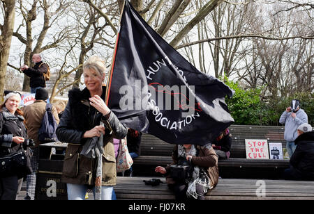 Brighton UK 27 février 2016 - Anti Blaireau Cull les manifestants se sont réunis au centre-ville de Brighton avant de partir sur une marche à la plage aujourd'hui Crédit : Simon Dack/Alamy Live News Banque D'Images