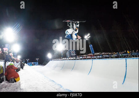 Oslo, Norvège. 26 Février, 2016 Le 2016 Winter X Games est arrivé à Oslo cette année, de sorte que les athlètes du monde entier de la ville norvégienne. L'événement se concentre sur les sports d'hiver, comme le ski et le snowboard. Sur la photo dans la compétition finale SuperPipe Hommes à Wylland est Pat Burgener, qui a terminé en septième place. Matthew James / Alamy Live News Banque D'Images