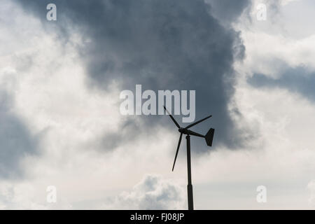 Ferme à Harperrig avec Pentland Hills réservoir petite éolienne production d'électricité Banque D'Images