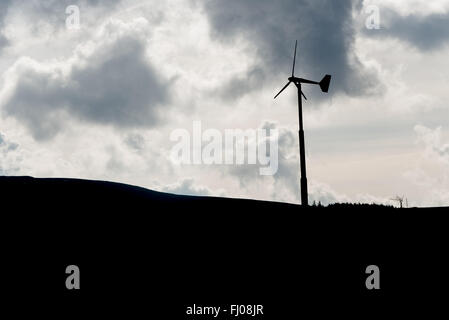 Ferme à Harperrig avec Pentland Hills réservoir petite éolienne génère de l'électricité, l'ombre Banque D'Images