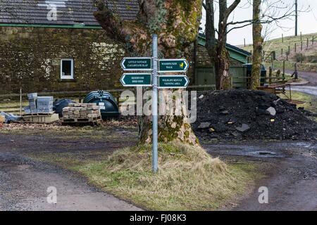 Poteau de signalisation pour les marcheurs à Harperrig partie Réservoir les Pentland Hills Banque D'Images