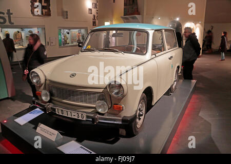 Une Trabant break 1982 de luxe sur l'affichage à l'Imperial War Museum North, Salford Quays, Manchester, Royaume-Uni. Banque D'Images