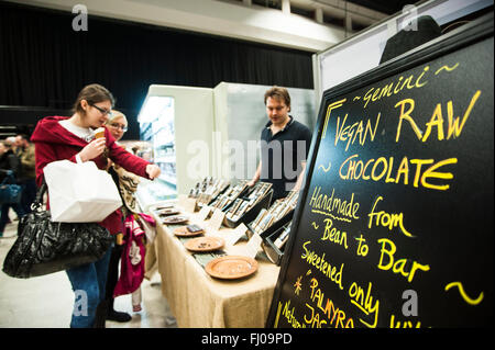 Brighton, UK. Feb 27, 2016. Des scènes de la journée d'ouverture de VegfestUK, la plus grande manifestation vegan. Le week-end festival, tenu à la Brighton Centre, fait la promotion de la nourriture végane, shopping et de l'éducation. Credit : Francesca Moore/Alamy Live News Banque D'Images