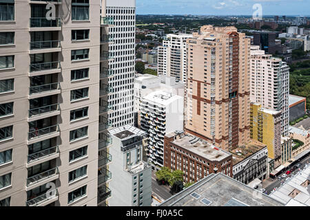 Le port de Sydney avec les navires et les yachts et les bâtiments adjacents de hauteur Banque D'Images