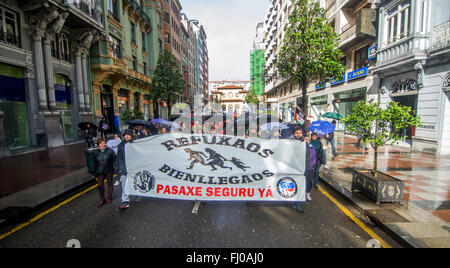 Oviedo, Espagne. 27 Février, 2016. Les manifestants à un plancard avec le texte "Bienvenue" les réfugiés au cours de la marche européenne en faveur des droits des réfugiés à Oviedo, Espagne, le 27 février 2016. Crédit : David Gato/Alamy Live News Banque D'Images