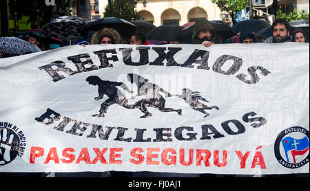 Oviedo, Espagne. 27 Février, 2016. Les manifestants à un plancard avec le texte "Bienvenue" les réfugiés au cours de la marche européenne en faveur des droits des réfugiés à Oviedo, Espagne, le 27 février 2016. Crédit : David Gato/Alamy Live News Banque D'Images