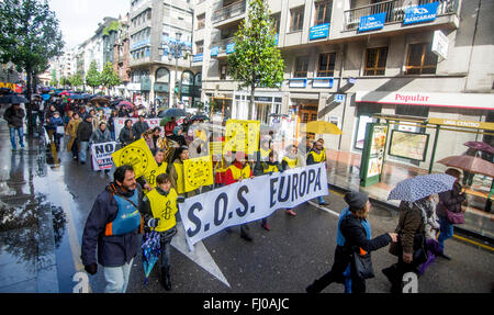 Oviedo, Espagne. 27 Février, 2016. Les manifestants pendant la marche européenne en faveur des droits des réfugiés à Oviedo, Espagne, le 27 février 2016. Crédit : David Gato/Alamy Live News Banque D'Images