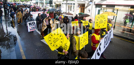 Oviedo, Espagne. 27 Février, 2016. Les manifestants pendant la marche européenne en faveur des droits des réfugiés à Oviedo, Espagne, le 27 février 2016. Crédit : David Gato/Alamy Live News Banque D'Images