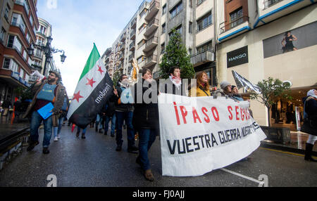 Oviedo, Espagne. 27 Février, 2016. Les manifestants pendant la marche européenne en faveur des droits des réfugiés à Oviedo, Espagne, le 27 février 2016. Crédit : David Gato/Alamy Live News Banque D'Images