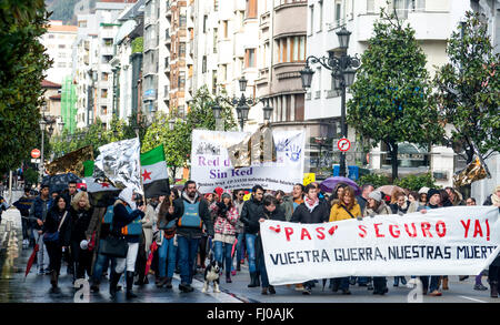 Oviedo, Espagne. 27 Février, 2016. Les manifestants pendant la marche européenne en faveur des droits des réfugiés à Oviedo, Espagne, le 27 février 2016. Crédit : David Gato/Alamy Live News Banque D'Images