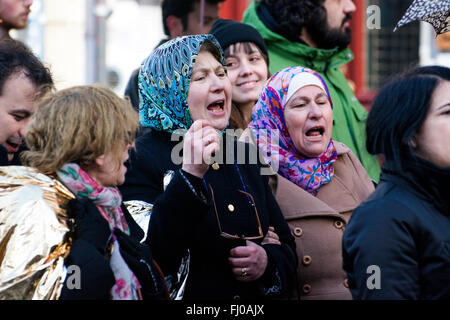 Oviedo, Espagne. 27 Février, 2016. Deux femmes au cours de la marche européenne en faveur des droits des réfugiés à Oviedo, Espagne, le 27 février 2016. Crédit : David Gato/Alamy Live News Banque D'Images