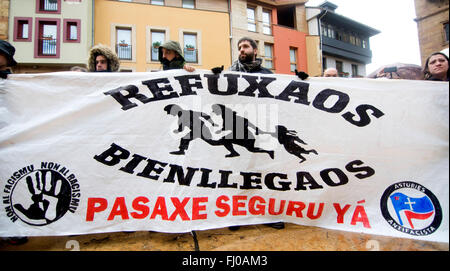 Oviedo, Espagne. 27 Février, 2016. Les manifestants à un plancard avec le texte "Bienvenue" les réfugiés au cours de la marche européenne en faveur des droits des réfugiés à Oviedo, Espagne, le 27 février 2016. Crédit : David Gato/Alamy Live News Banque D'Images