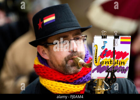 Oviedo, Espagne. 27 Février, 2016. Un homme avec les couleurs de la République espagnole au cours de la marche européenne en faveur des droits des réfugiés à Oviedo, Espagne, le 27 février 2016. Crédit : David Gato/Alamy Live News Banque D'Images