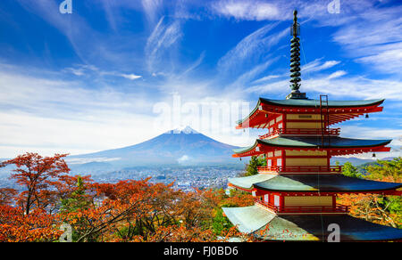 Mt. Fuji avec Chureito pagode à l'automne, Fujiyoshida, Japon Banque D'Images