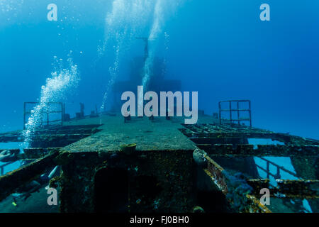L'augmentation des bulles des plongeurs d'explorer grand naufrage dans les Caraïbes Banque D'Images