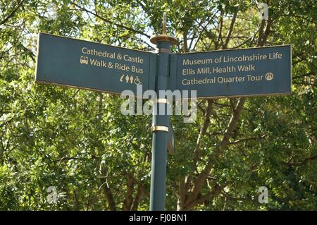 Information touristique panneau sur la route à la jonction de Wesgate et Union Road près de la cathédrale et du château dans la ville De Lincoln Lincolnshire Angleterre GB Royaume-Uni Banque D'Images