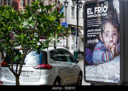 Oviedo, Espagne. 27 Février, 2016. Panneau publicitaire de l'UNICEF au sujet de conflit en Syrie au cours de la marche européenne en faveur des droits des réfugiés à Oviedo, Espagne, le 27 février 2016. Crédit : David Gato/Alamy Live News Banque D'Images