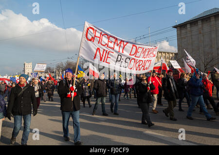 Varsovie, Pologne. Feb 27, 2016. Pro-démocratie manifestation organisée par le Comité pour la défense des démocraties "KOD" sous le slogan : "Nous le peuple" contre le gouvernement, nouveau gouvernement conservateur et avec le soutien de Lech Walesa, le 27 février 2016 à Varsovie, Pologne Crédit : MW/Alamy Live News Banque D'Images