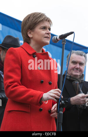 Londres, Royaume-Uni. 27 février 2016. Nicola Sturgeon, Premier Ministre de l'Écosse, SNP, parle à la manifestation. Anti-Trident rassemblement à Trafalgar Square. Crédit : Images éclatantes/Alamy Live News Banque D'Images