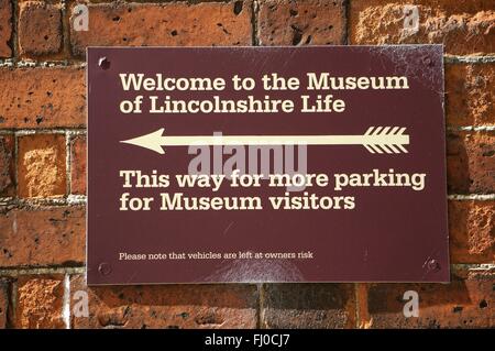 Musée du Lincolnshire Life drapeaux d'information des visiteurs à l'extérieur de l'entrée du musée dans la ville de Lincoln Lincolnshire Angleterre GB Royaume-Uni 2015 Banque D'Images