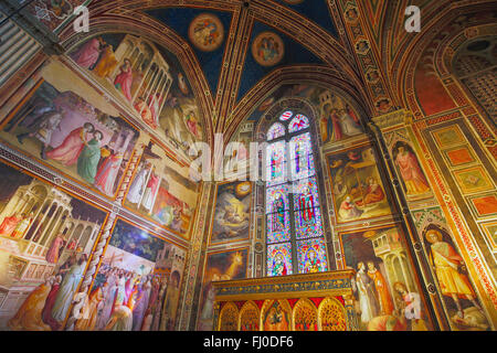 Florence, Toscane, Italie. La Basilique Santa Croce. Les fresques et les vitraux de la chapelle Baroncelli par Taddeo Gaddi Banque D'Images