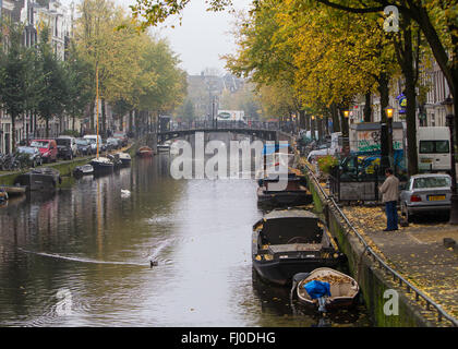Bateaux amarrés le long d'un des nombreux canaux d'Amsterdam Banque D'Images