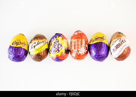 Les œufs en chocolat assorties sur un fond blanc. Banque D'Images