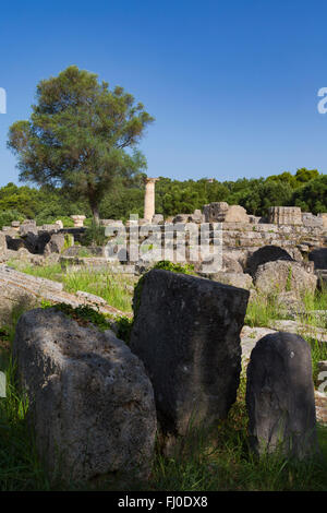 Olympie, Péloponnèse, Grèce. Ancienne Olympie. Ruines de la 5e siècle BC ordre dorique Temple de Zeus. Banque D'Images