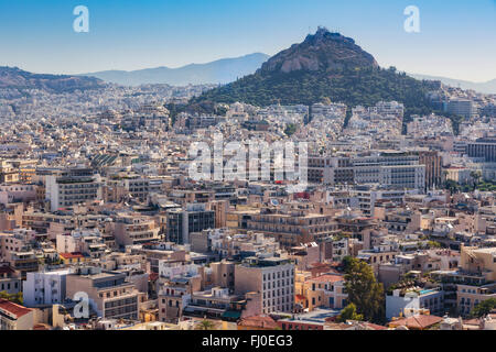 Athènes, Attique, Grèce. Vue sur Athènes depuis l'Acropole à 277 mètres de haut, le mont Lycabette Banque D'Images