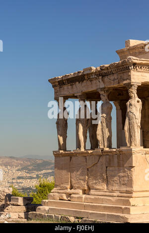 Athènes, Attique, Grèce. Porche de cariatides à l'extrémité sud de l'Erechtheion sur l'Acropole. Ce sont des copies. L'ou Banque D'Images