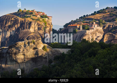 Météores, Thessalie, Grèce. Le monastère de Varlaam (à gauche) et le grand monastère de Meteora (droite). Banque D'Images