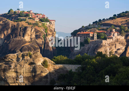 Météores, Thessalie, Grèce. Le monastère de Varlaam (à gauche) et le grand monastère de Meteora (droite). Banque D'Images