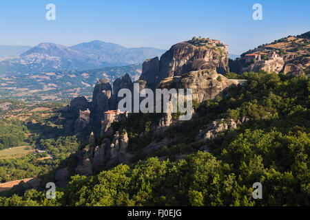 Météores, Thessalie, Grèce. Panorama montrant quatre des six monastères toujours utilisés. Banque D'Images