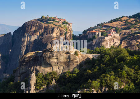 Météores, Thessalie, Grèce. Le monastère de Varlaam (à gauche) et le grand monastère de Meteora (droite). Banque D'Images