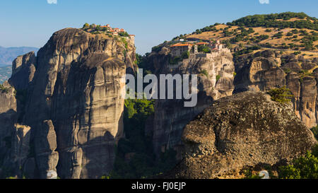 Météores, Thessalie, Grèce. Le monastère de Varlaam (à gauche) et le grand monastère de Meteora (droite). Banque D'Images