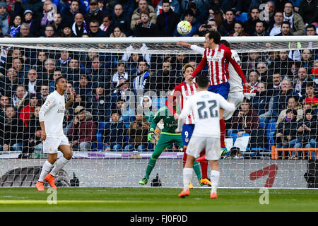 Madrid, Espagne. Feb 27, 2016. Roberto Diego Godin Leal (2) au cours de l'Atlético de Madrid La Liga match entre le Real Madrid et l'Atlético de Madrid au Stade Santiago Bernabeu à Madrid, Espagne Credit : Action Plus Sport/Alamy Live News Banque D'Images