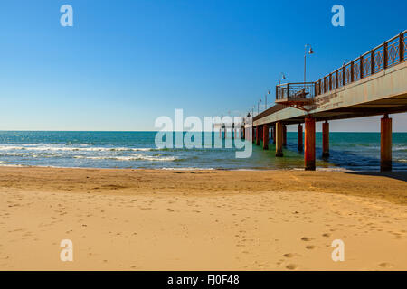 Tonfano pier vue sur la plage Banque D'Images