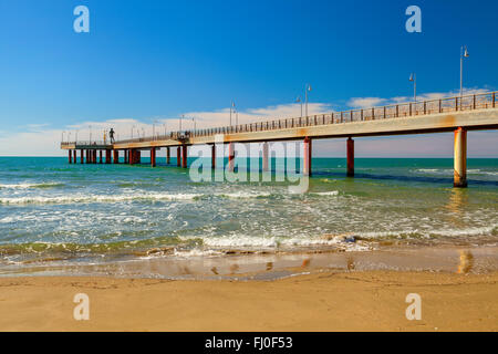 Tonfano pier vue sur la plage Banque D'Images