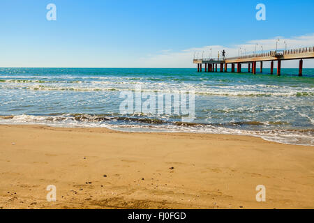 Tonfano pier vue sur la plage Banque D'Images