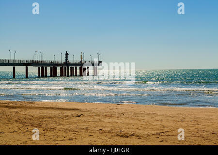 Tonfano pier vue sur la plage Banque D'Images