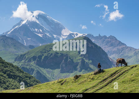 5047 m Mont Kazbek (Kazbegis Khokh Mkinvartsveri) en éventail dans les montagnes du Caucase, la Géorgie Banque D'Images