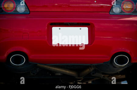 La plaque d'immatriculation blanche sur voiture rouge bouclier avant Banque D'Images