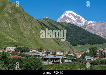 5047 m Mont Kazbek (Kazbegis Mkinvartsveri) village de Gergeti avec les montagnes du Caucase, en Géorgie. Vue de ville Stepantsminda Banque D'Images