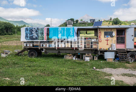 Apiary vu de la route militaire géorgienne, l'historique route à travers les montagnes du Caucase de la Géorgie vers la Russie Banque D'Images