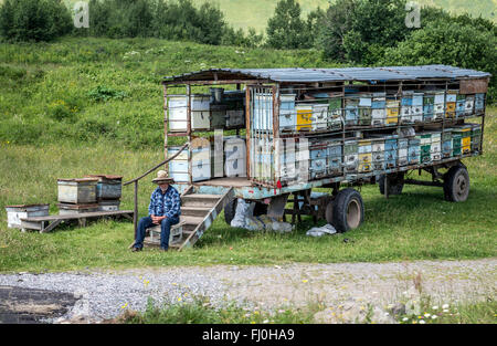 Le Rucher sur roues vu de la route militaire géorgienne, l'historique route à travers les montagnes du Caucase de la Géorgie vers la Russie Banque D'Images