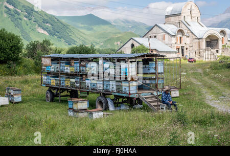 Le Rucher sur roues vu de la route militaire géorgienne, l'historique route à travers les montagnes du Caucase de la Géorgie vers la Russie Banque D'Images
