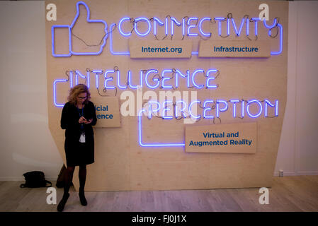 Berlin, Allemagne. Feb 25, 2016. Le logo de Facebook à la Facebook Innovation Hub à Berlin, Allemagne, 25 février 2016. Photo : KAY NIETFELD/dpa/Alamy Live News Banque D'Images