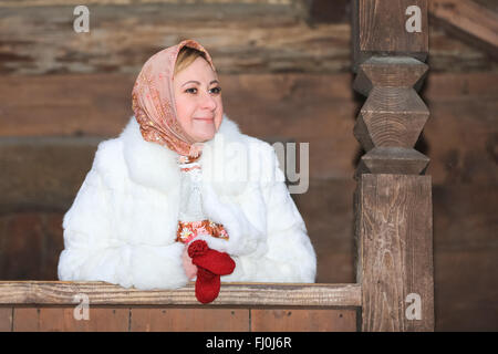 Jeune femme russe dans un foulard traditionnel russe, Moscou, Russie Banque D'Images